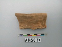 藏品(灰褐色細砂素面陶片)的圖片